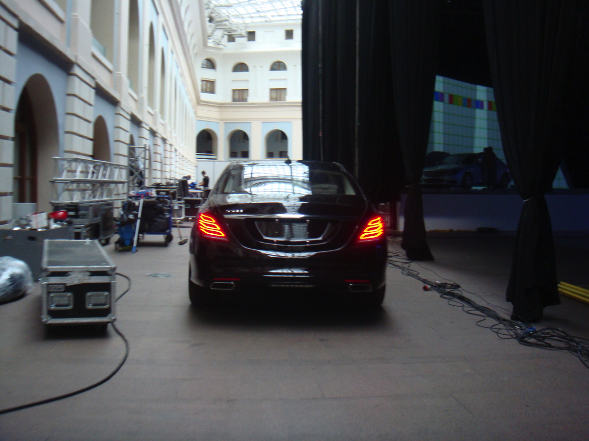 И приступили к репетиции синхронного выезда двух автомобилей Mercedes S-класса на сцену.