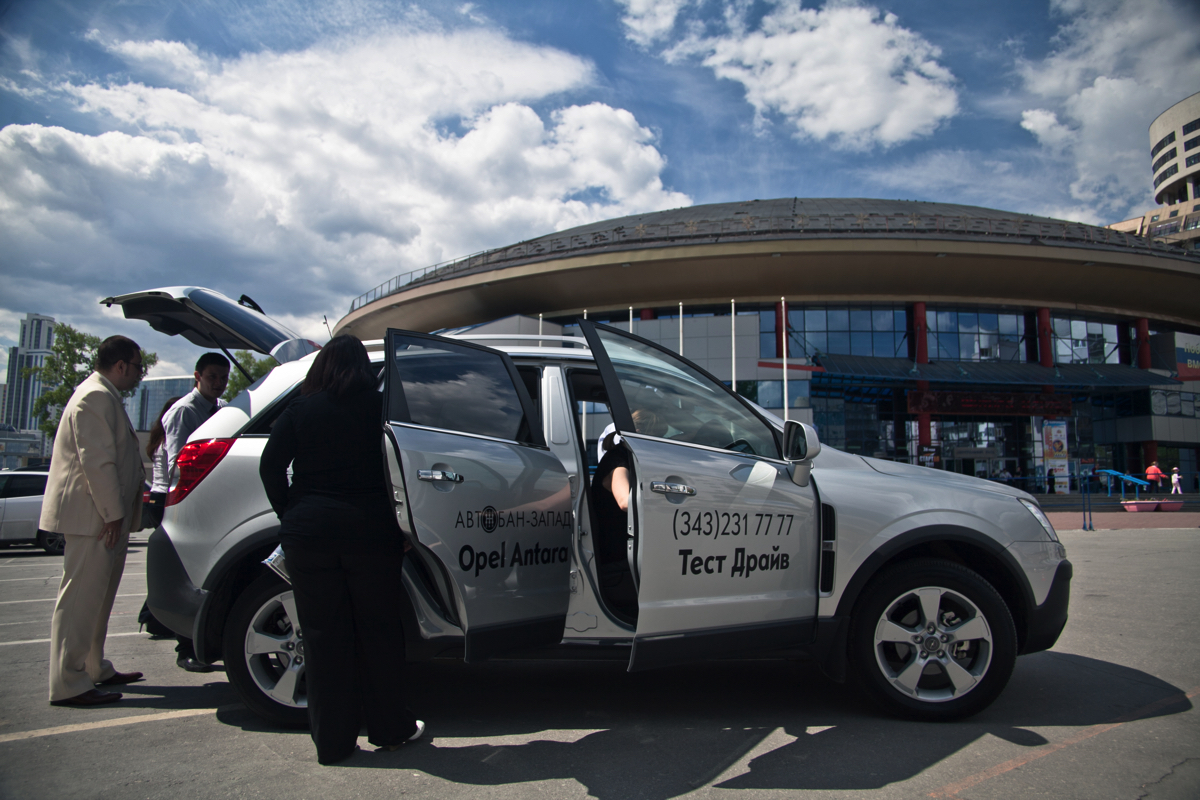Opel Бизнес-Форум: гостей у парковки встречали менеджеры по продажам местного дилера которые консультировали по комплектациям и ценам и дальше «передавали» в руки профессиональных инструкторов для прохождения тест-драйва