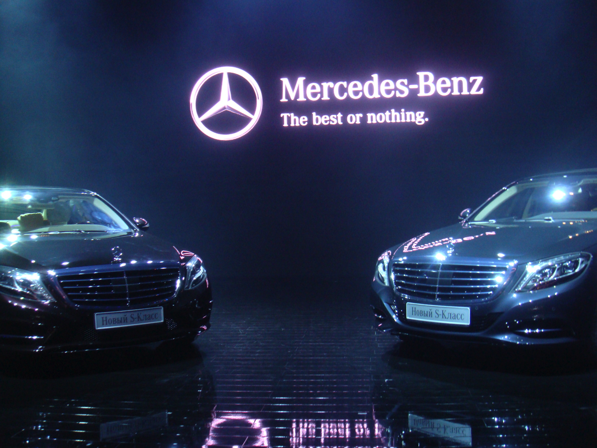 Подготовка автомобилей Mercedes Benz S-Class к презентации. Синхронный выезд на сцену