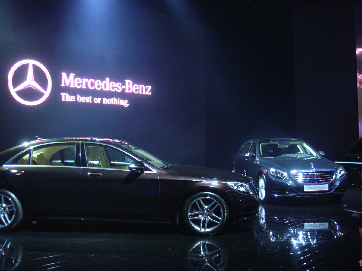 Подготовка автомобилей Mercedes Benz S-Class к презентации. Синхронный выезд на сцену