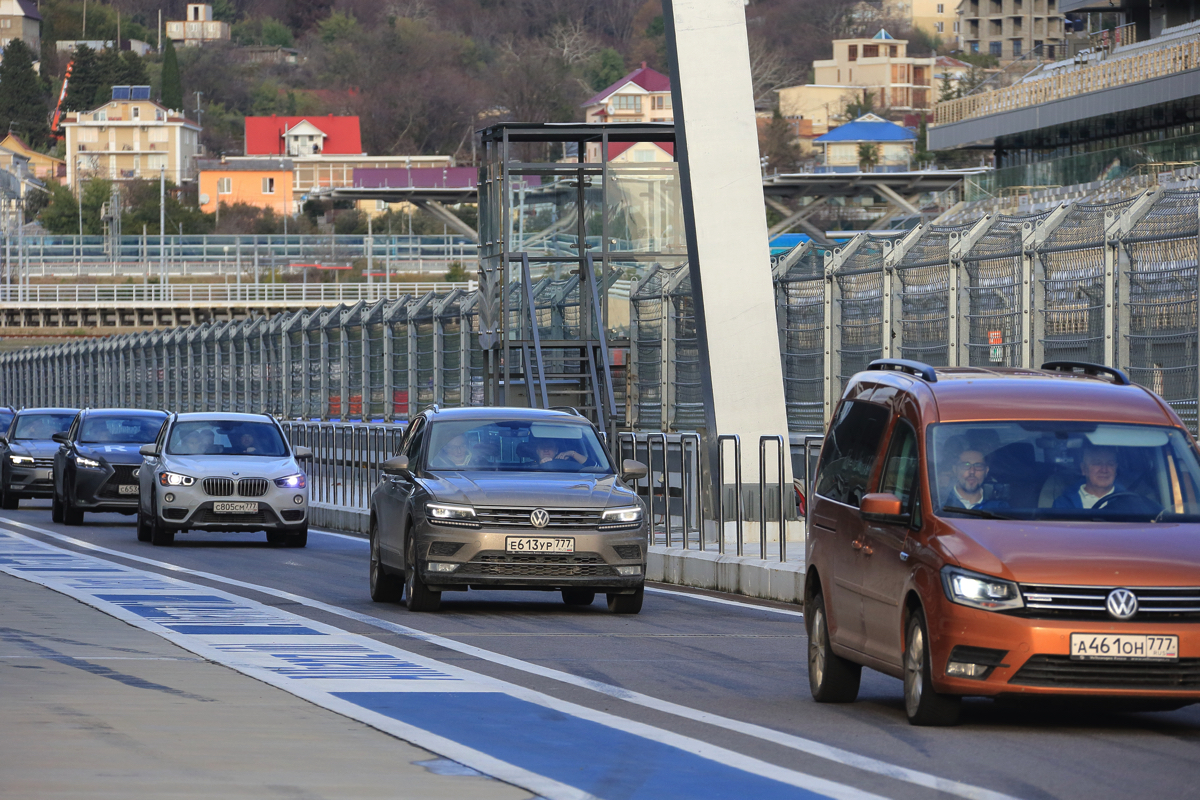 Дилерский тренинг VW в Сочи. Подготовленный нами маршрут стартовал с трассы Формулы 1  и пролегал от Олимпийского парка в сторону Красной поляны