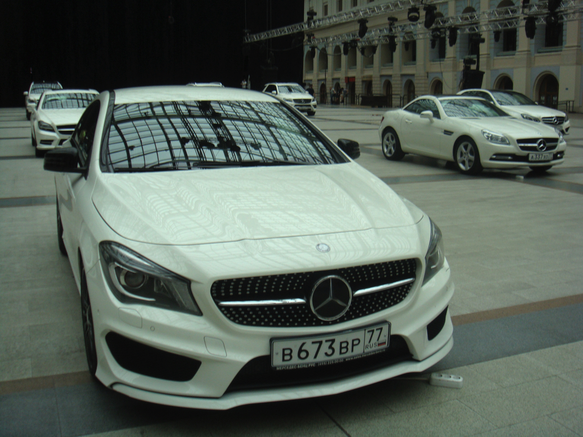 Расстановка автомобилей Mercedes Benz S-Class в Гостином дворе в рамках Презентации автомобиля