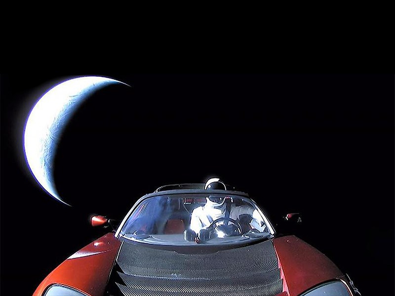 Ровно год прошел с того момента, как ракета-носитель Falcon Heavy вывел в космос легендарный автомобиль Tesla Roadster